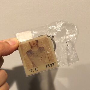 RARE Taylor Swift 1989 Album Cover Keychain